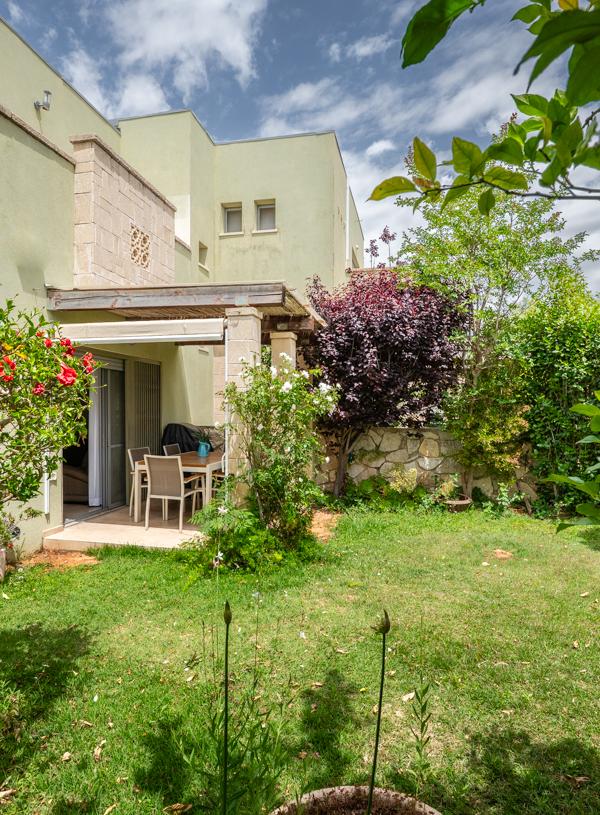 Corner Semi-Detached Home Near Zichron’s Pedestrian | 6 Rooms in Zichron Yaakov, Zichron Yaakov – photo 1
