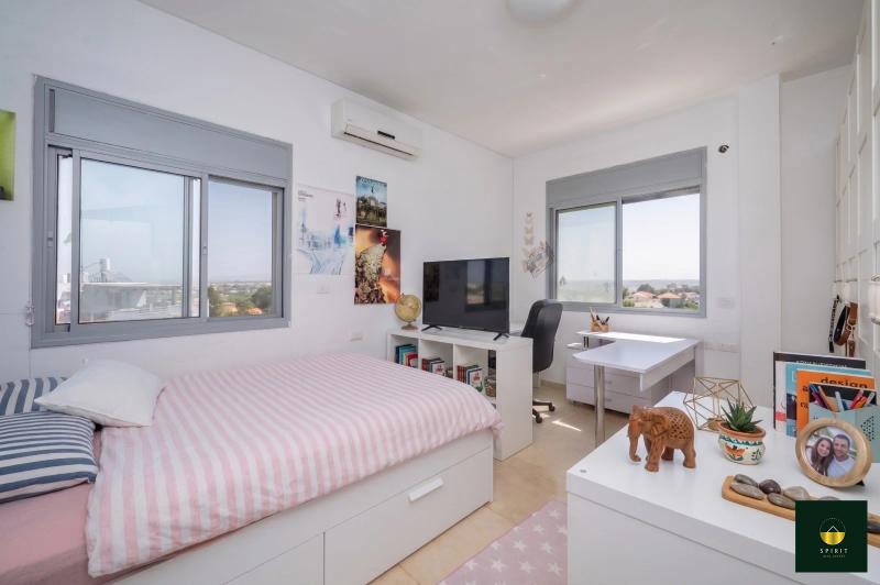 Detached Corner Home with Open Views & Partial Sea View | 8 Rooms – photo 7