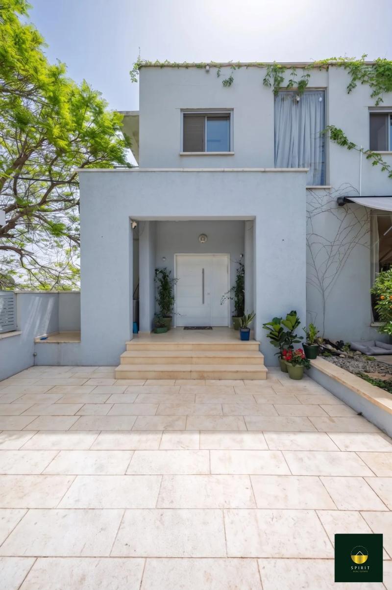 Detached Corner Home with Open Views & Partial Sea View | 8 Rooms – photo 9