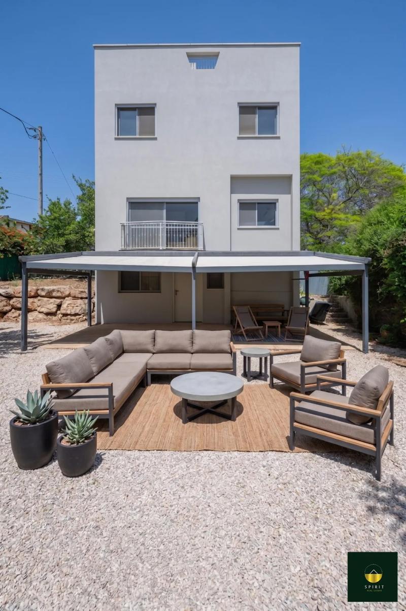 Detached Corner Home with Open Views & Partial Sea View | 8 Rooms – photo 1