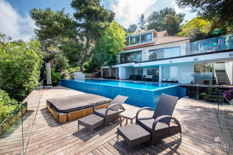 Private Mediterranean Hillside Estate with Sea Views – photo 3