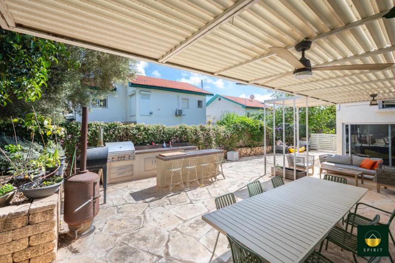 Spacious Semi-Detached Home in Yaakov Neighborhood | 6 Rooms – photo 6