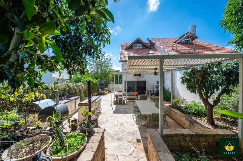 Spacious Semi-Detached Home in Yaakov Neighborhood | 6 Rooms – photo 13