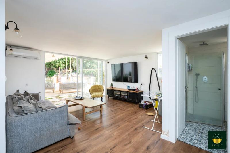 Spacious Semi-Detached Home in Yaakov Neighborhood | 6 Rooms – photo 14