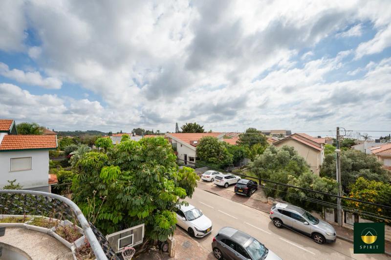 Spacious Semi-Detached Home in Yaakov Neighborhood | 6 Rooms – photo 19