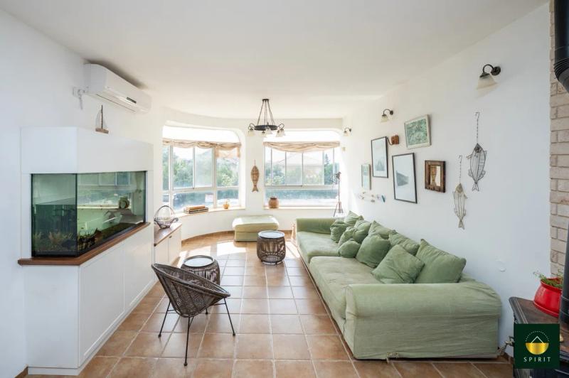Spacious Semi-Detached Home in Yaakov Neighborhood | 6 Rooms – photo 21