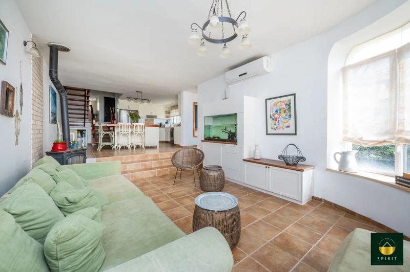 Spacious Semi-Detached Home in Yaakov Neighborhood | 6 Rooms – photo 23